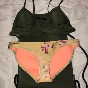 RARE TRIANGL BATHING SUIT SET